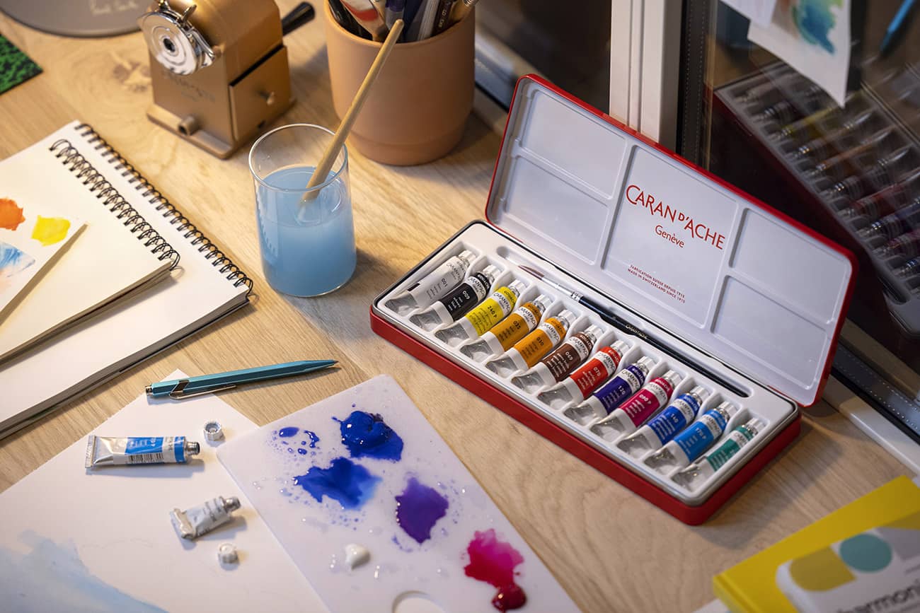 Classic line red metal box of 12 tubes of paint Gouache Studio