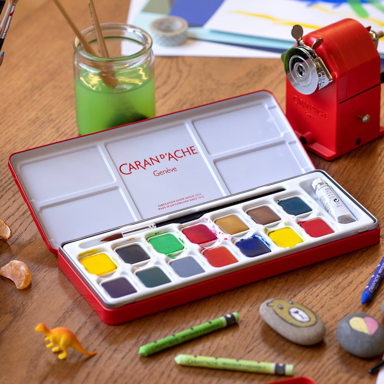 Classic line red metal box of 8 colour Tablets Gouache Studio