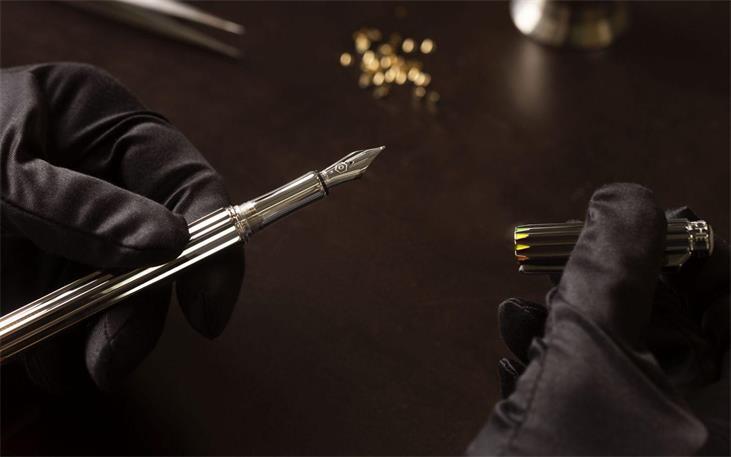 バリアス レインボー 万年筆（リミテッドエディション） バリアス レインボー 万年筆（リミテッドエディション） | Caran d'Ache JP